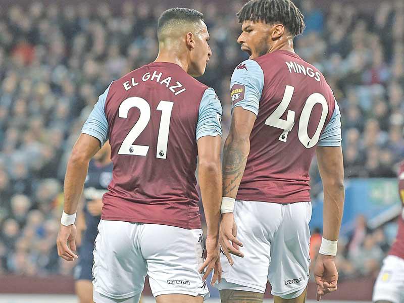 جانب من المشاجرة بين مينغز والغازي لاعبي أستون فيلا