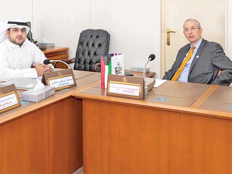 الكندري مستقبلاً السفير البريطاني