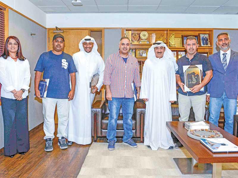 العلي مع الفائزين في مسابقة «كليك»