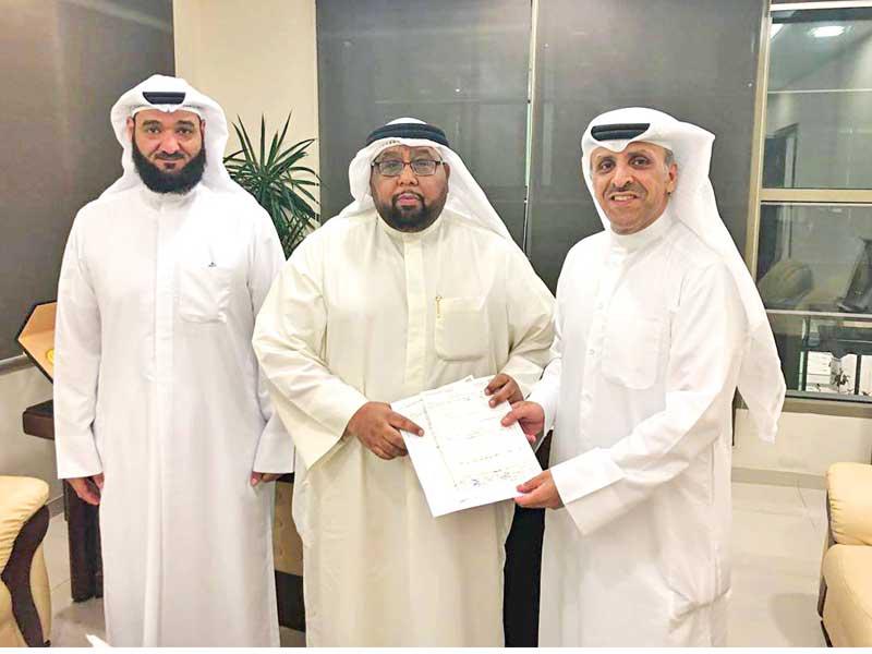 رئيس مجلس إدارة جمعية كيفان يسلم التبرع لمسؤول «الزكاة»