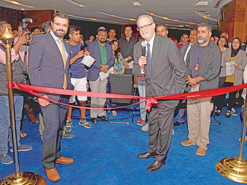 السفير الأميركي خلال افتتاحه المعرض