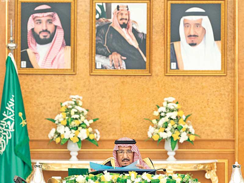الملك سلمان مترئساً اجتماع مجلس الوزراء السعودي أمس t(واس)