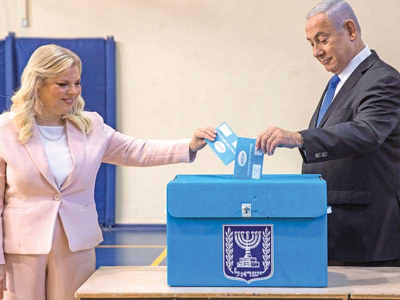 نتنياهو وزوجته يقترعان في القدس أمس (رويترز)