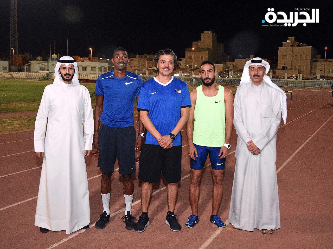 العداءان يعقوب اليوحة و يوسف كرم مع عدد من اعضاء مجلس الادارة و المدرب علي عباس