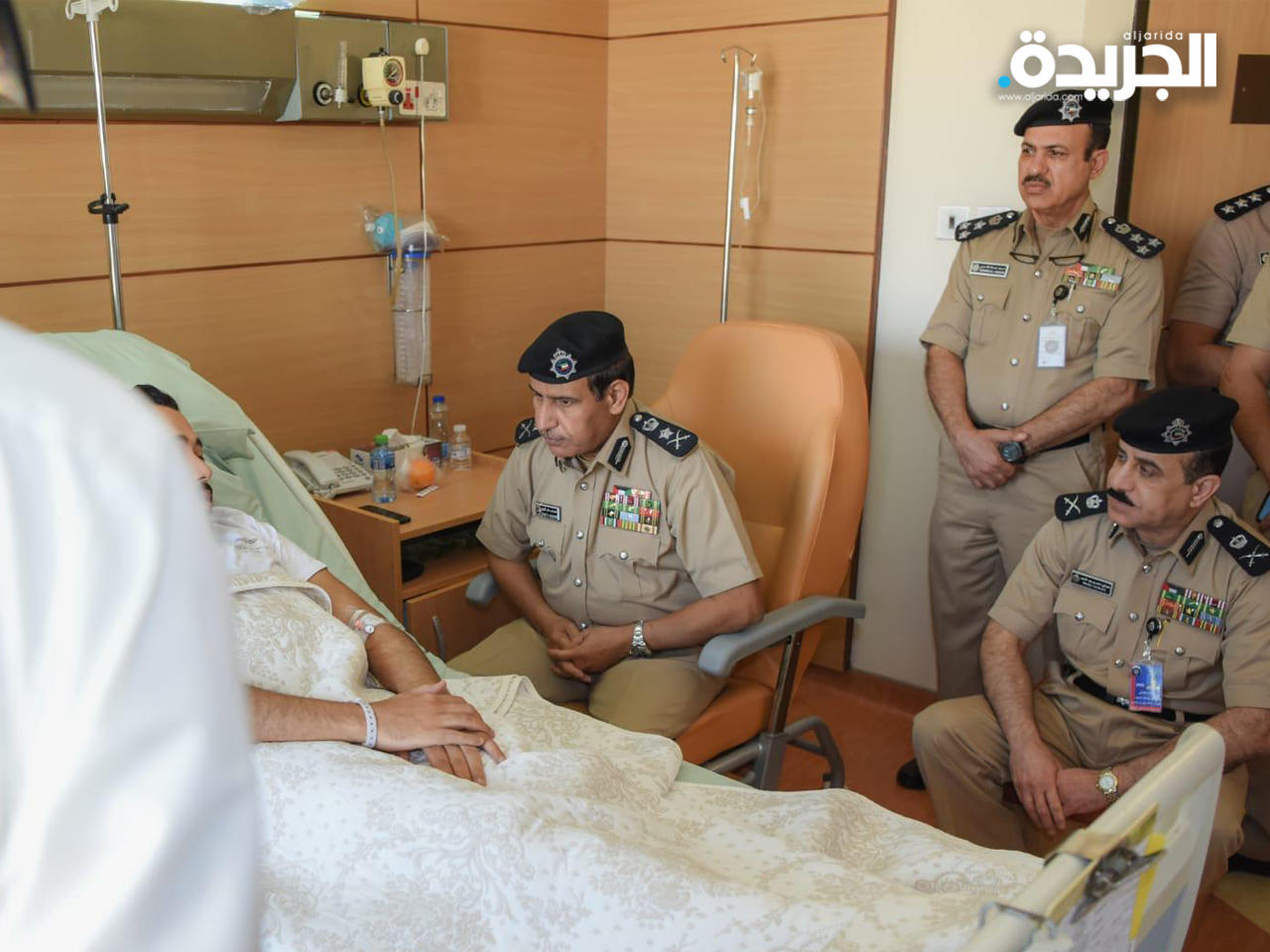 الفريق النهام أثناء زيارة الضابط المصاب