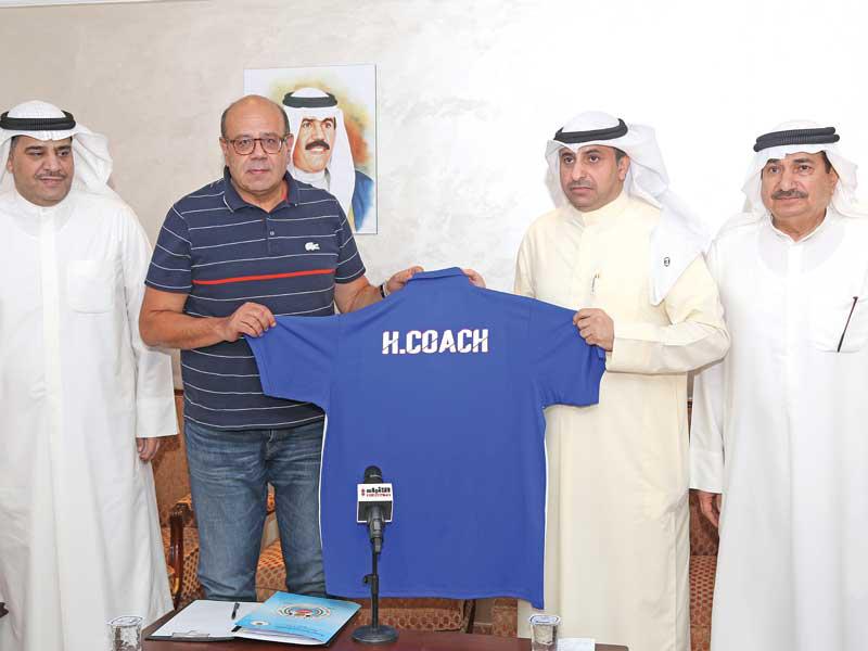 العنزي يقدم قميص المنتخب للتلاتلي