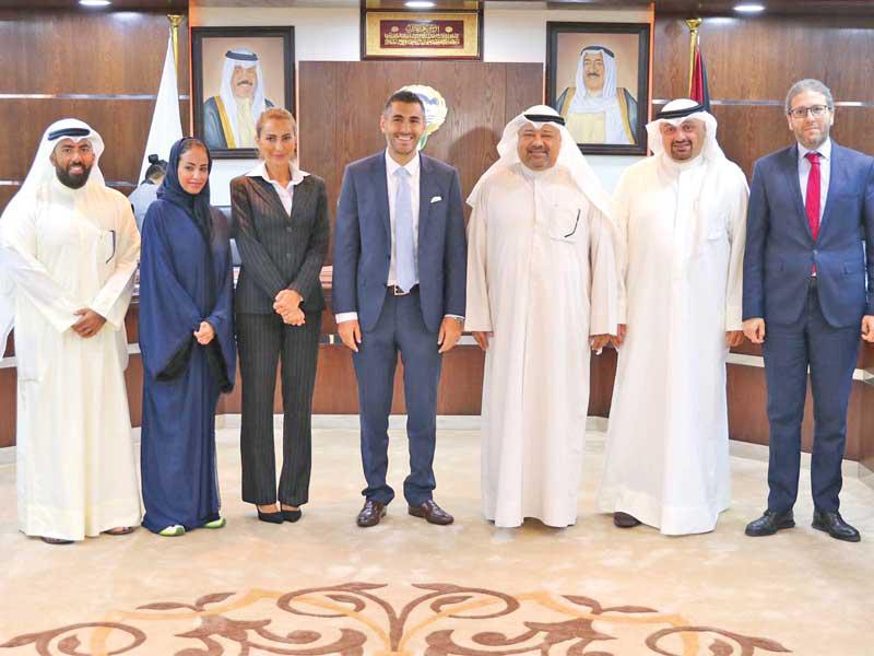 جانب من المشاركين في لقاء توقيع الاتفاقية