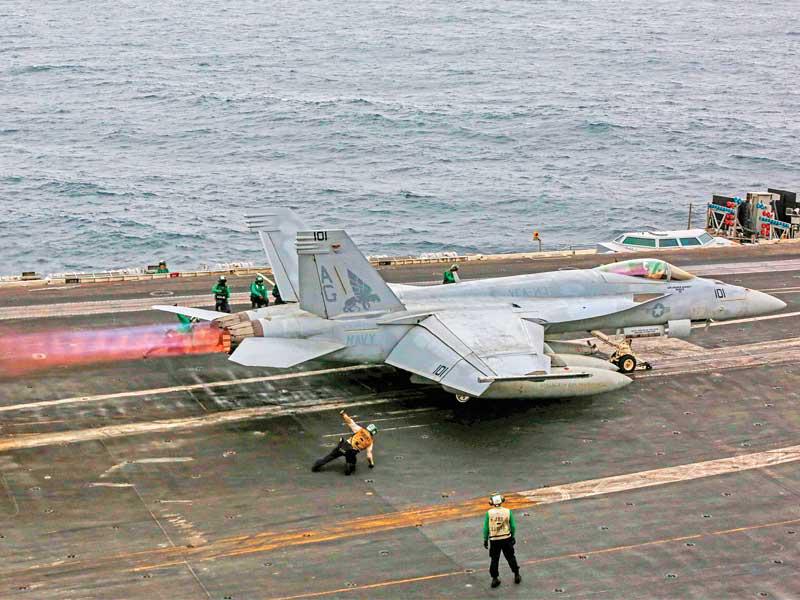 مقاتلة أميركية تحط على متن الحاملة «إبراهام لنكولن» في بحر العرب قبل أيام (البحرية الأميركية) 