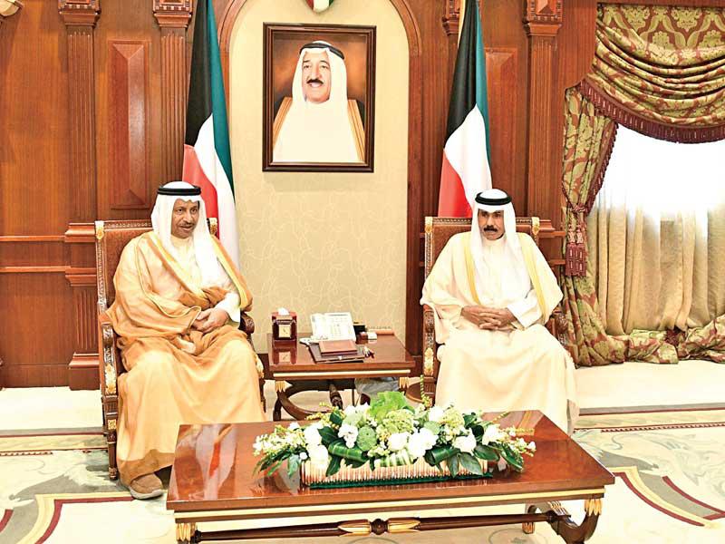 نائب الأمير مستقبلاً رئيس الوزراء أمس