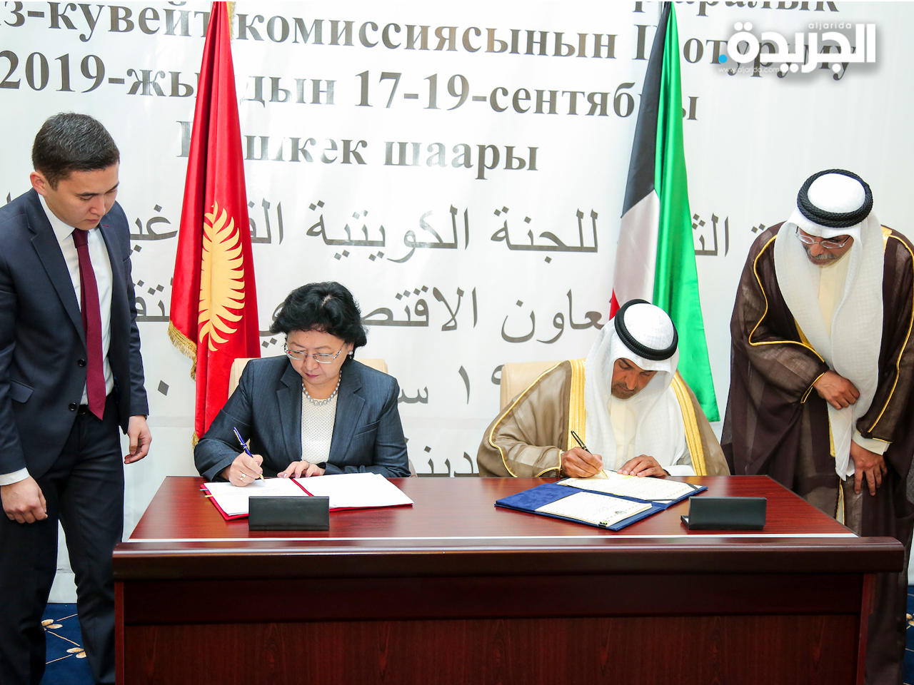  وزير المالية مع نظيرته القرغيزية اثناء توقيع مذكرة التفاهم 