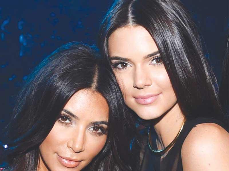 نجمة تلفزيون الواقع الأميركية ​كيم كارداشيان​ مع أختها الصغرى ​كيندال جينر