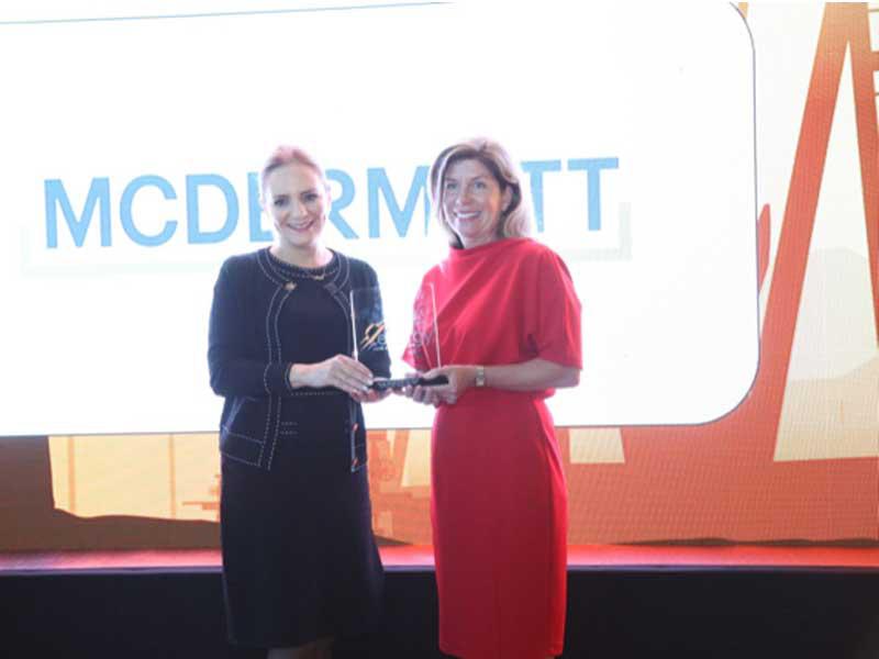 الحجي تتسلم جائزتها