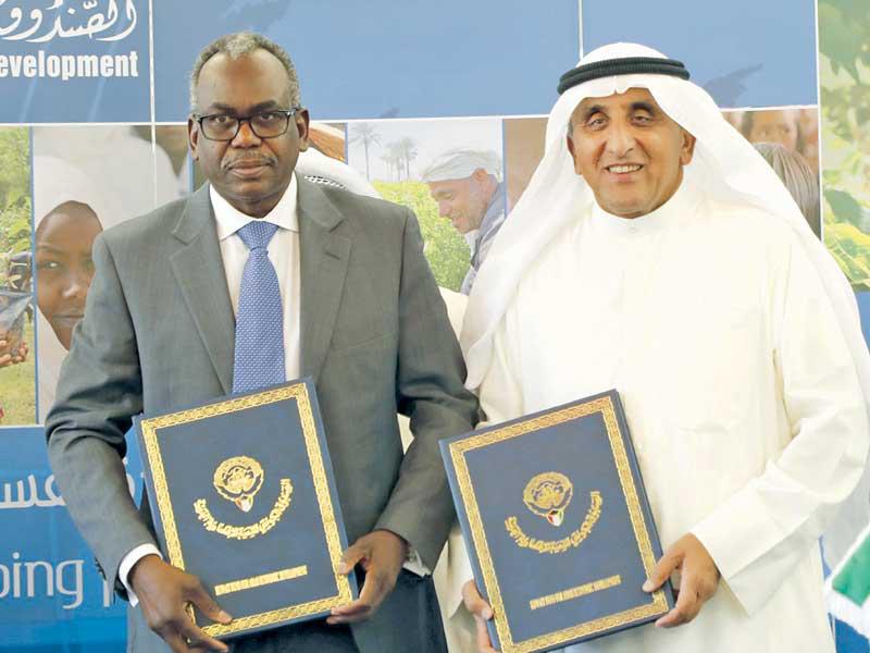 البدر مع ممثل «يونيسيف» أثناء توقيع الاتفاقية