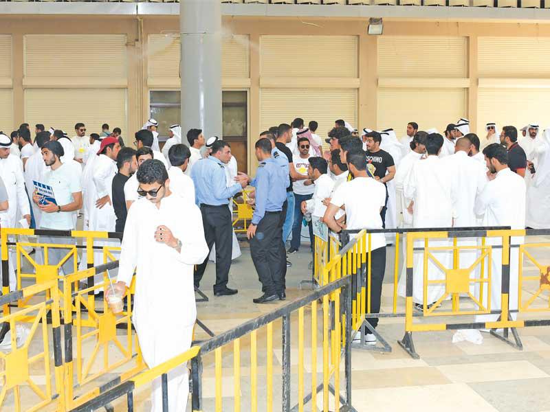 جانب من الجموع الطلابية أمام موقع التصويت في «الهندسة»