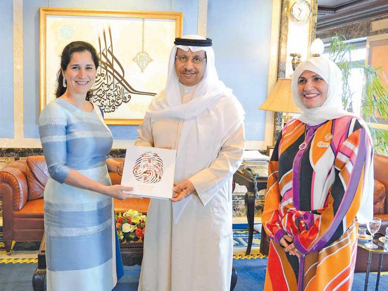 المبارك يتسلم نسخة من الكتاب من انتصار العلي ورقية حسين