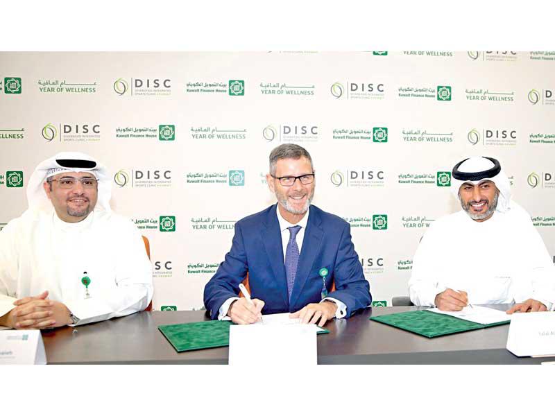 من اليمين: طلال النفيسي وفريدريك كارستنز ويوسف الرويح أثناء توقيع اتفاقية الشراكة