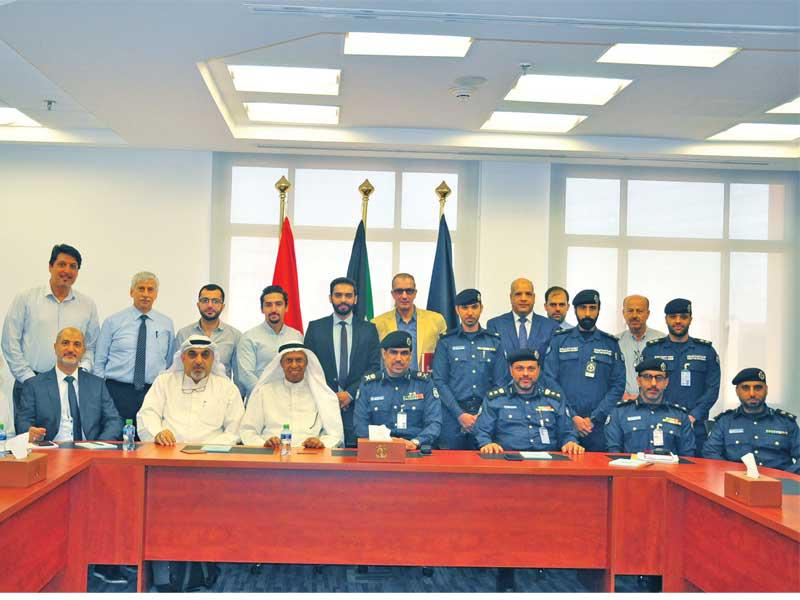 السلمان وفهد يتوسطان عدداً من المشاركين في الورشة 