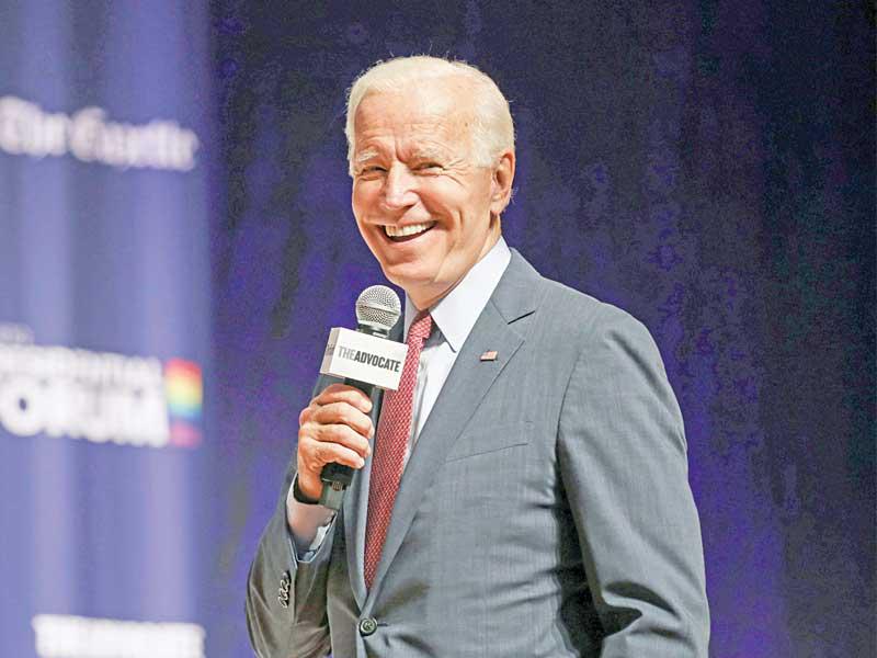 بايدن متحدّثاً في أيوا أمس الأولt (رويترز)