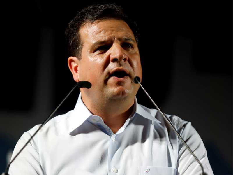 أيمن عودة متحدّثاً خلال أحد مؤتمراته الصحافيةtt (رويترز)