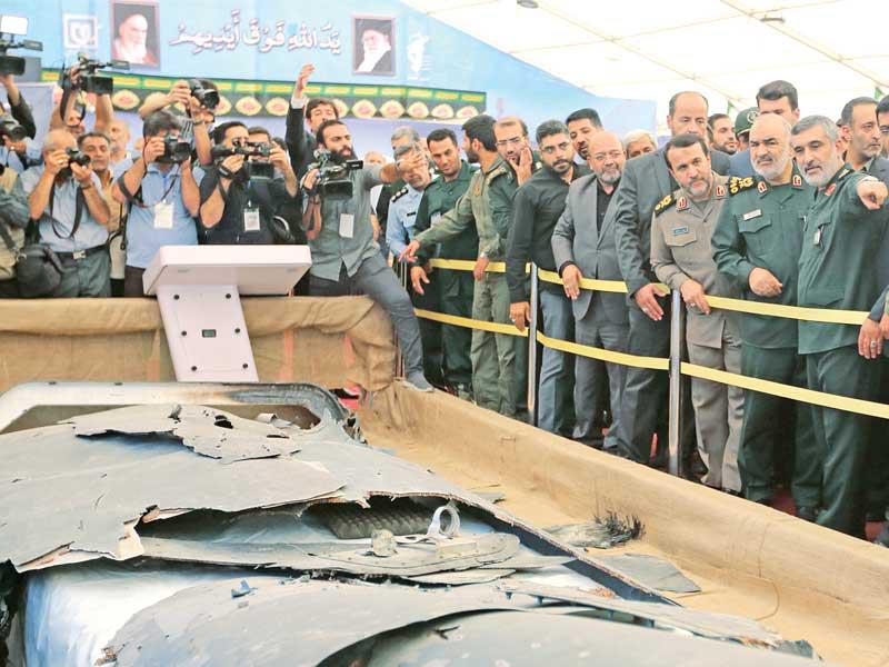 سلامي وعدد من قادة «الحرس» خلال تدشين احتفالية بذكرى الحرب الإيرانية - العراقية في طهران أمس (أ ف ب)