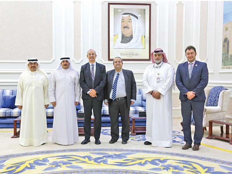 الجلاوي خلال استقبال السفير البريطاني أمس