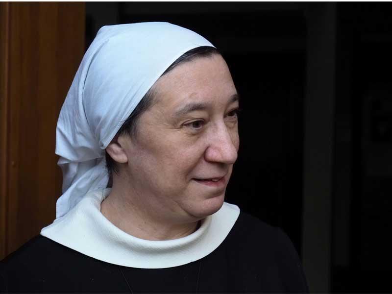 تتحدث ميراي مع الصحفيين وهي تقف عند مدخل في دير سانت كروا في سان بينويت ، بالقرب من بواتييه ، غرب فرنسا