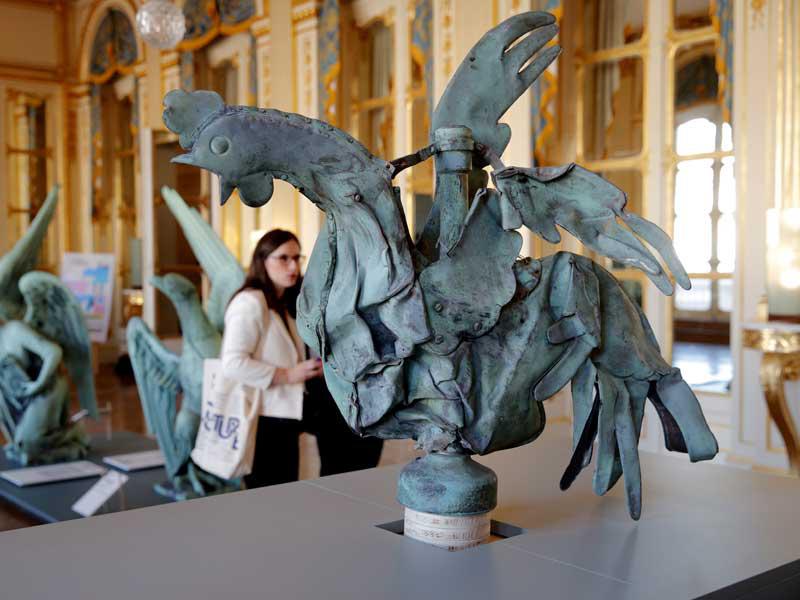 عرض الديك النحاسي الأيقوني ، الذي تطفو في الجزء العلوي من كاتدرائية نوتردام لأكثر من قرن ، قبل الحريق