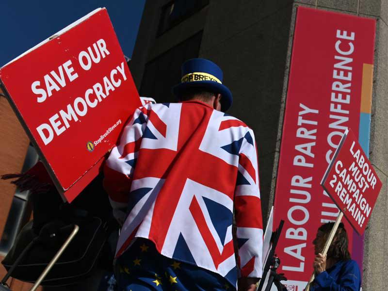 عماليون يستعدون للمشاركة في مؤتمرهم السنوي في برايتون أمس (أ ف ب)n