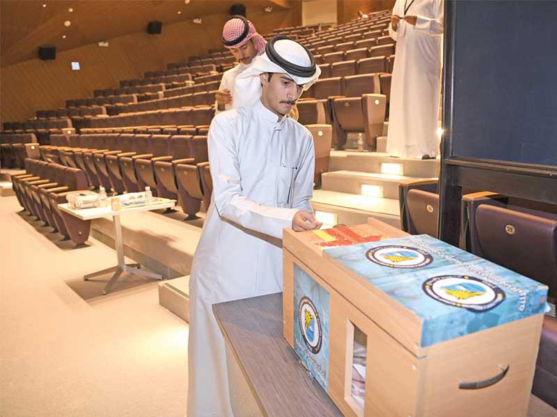 طالب يدلي بصوته