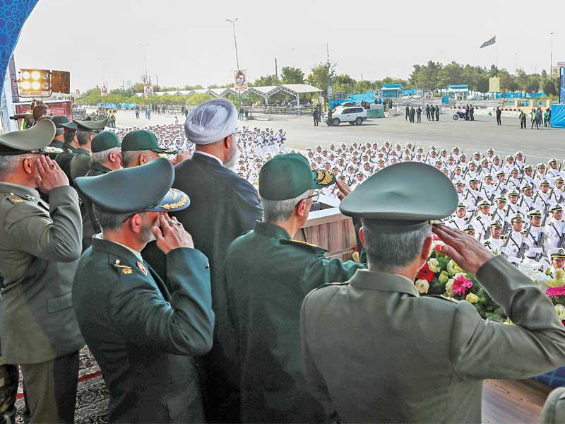 روحاني وقادة الجيش في طهران أمس خلال استعراض عسكري في ذكرى الحرب مع العراق  (أ ف ب)
