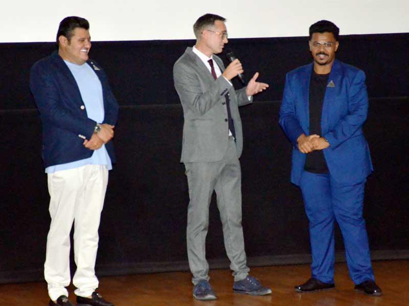 أبطال الفيلم قبل بدء العرض الخاص 