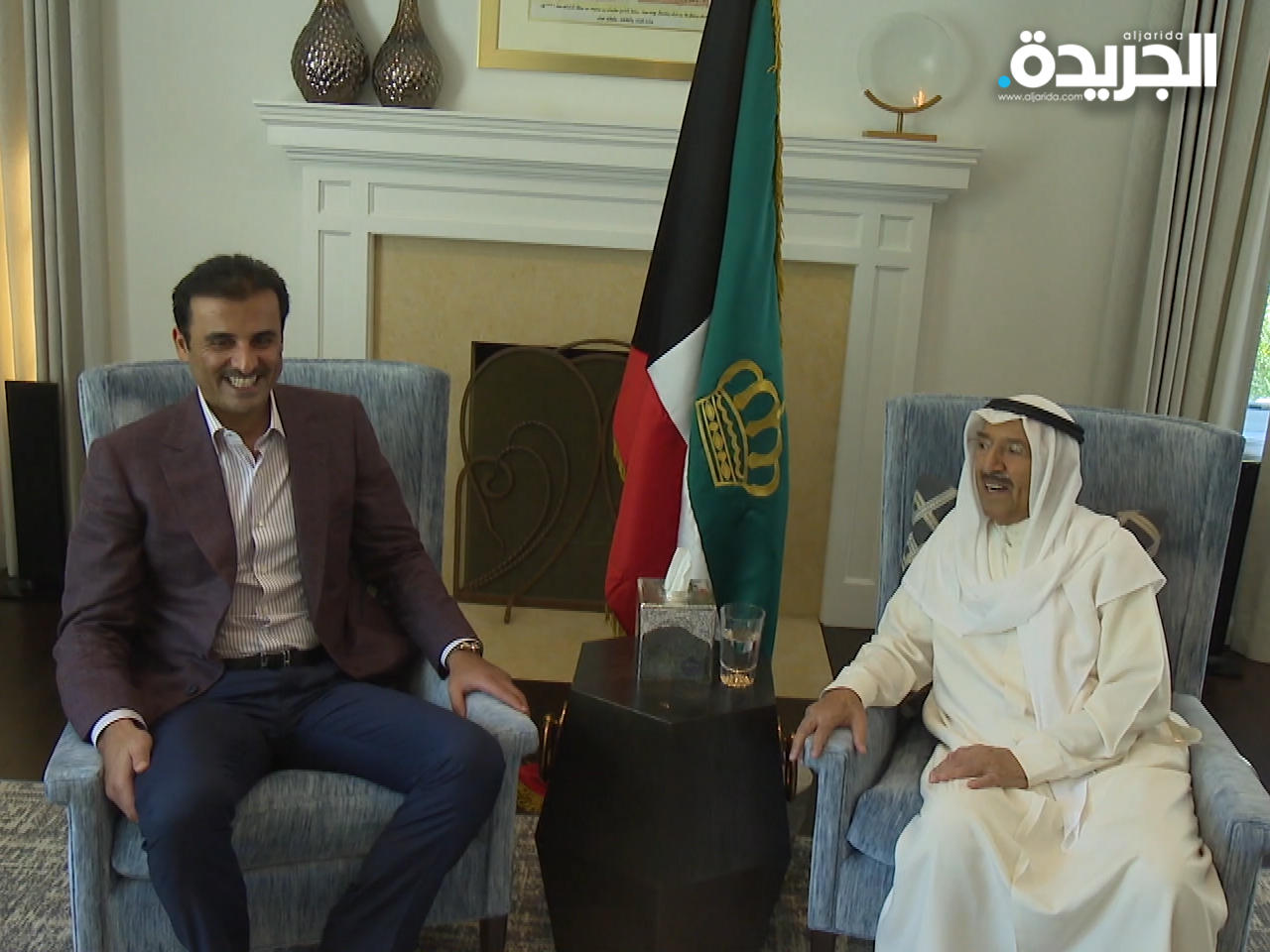 سموه مستقبلاً سمو الشيخ تميم في مقر إقامته