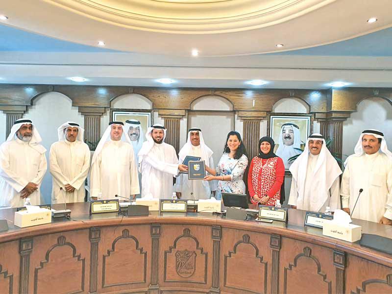 الأنصاري والعلي والقشعان والحضور خلال توقيع الاتفاقيةn