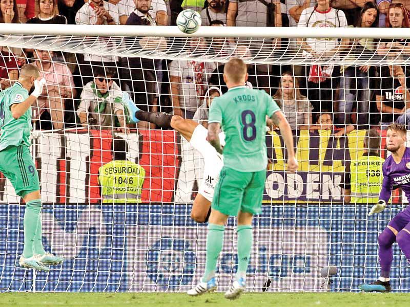 بنزيمة نجم ريال مدريد يحرز هدفا في مرمى إشبيلية