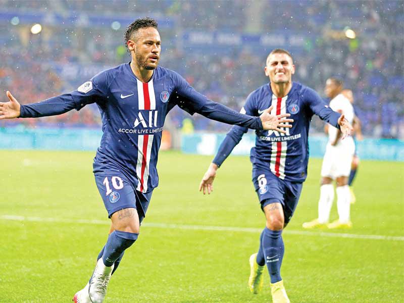 نيمار نجم باريس سان جرمان يحتفل بهدفه