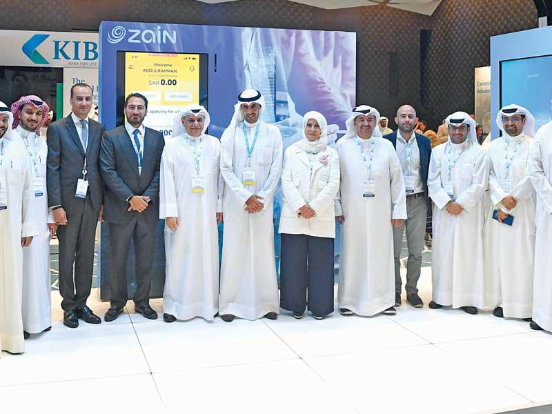 صورة جماعية تضم الخرافي والماجد في جناح «زين»