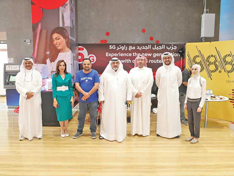 ممثل وزارة التجارة مع فريق إذاعة نبض الكويت وممثلي Ooredoo