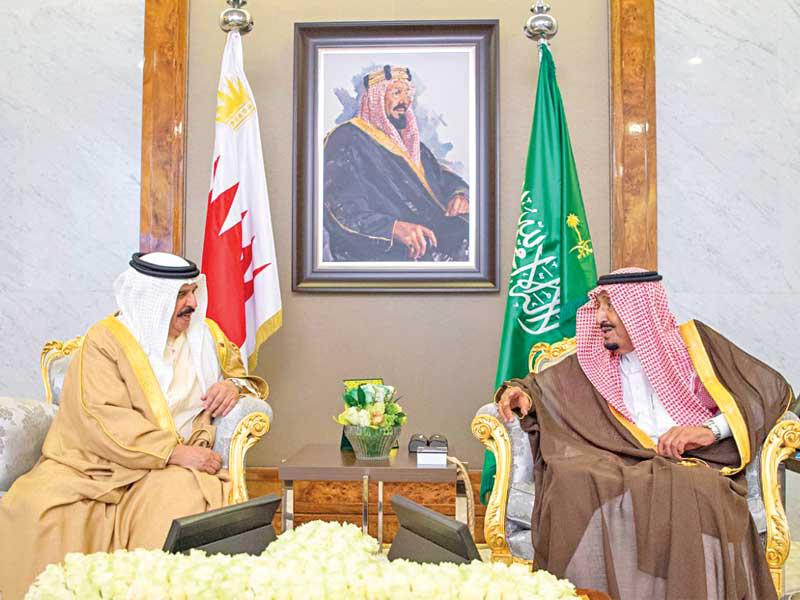 أكد العاهل السعودي الملك سلمان بن عبدالعزيز خلال استقباله ملك البحرين حمد بن عيسى آل خليفة قدرة المملكة على التعامل مع آثار الهجوم التخريبي الذي طال شركة «أرامكو» واستهدف إمدادات الطاقة العالمية. وفي الصورة سلمان مجتمعاً بحمد في قصر السلام بجدة أمس (واس)