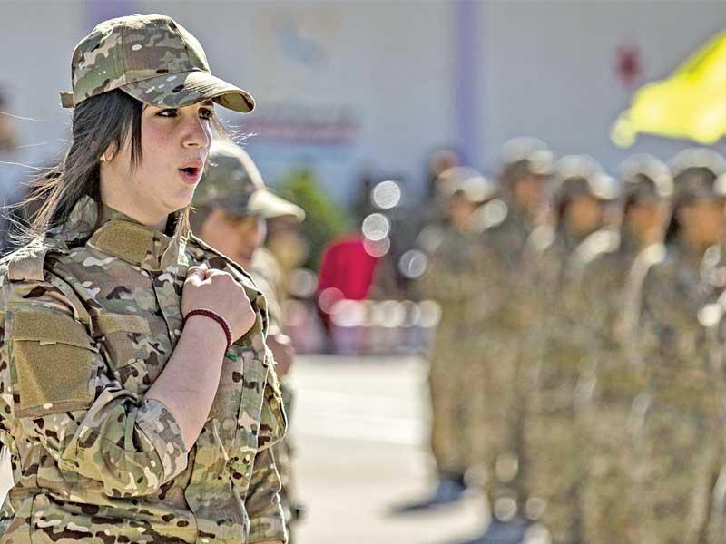 حفل تخرج مقاتلات من أكاديمية عامودا الكردية في الحسكة أمس الأول (أ ف ب)