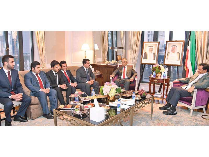 ممثل الأمير مستقبلاً وفد طلبة الكويت في الجامعات الأميركية بحضور وزير التربية