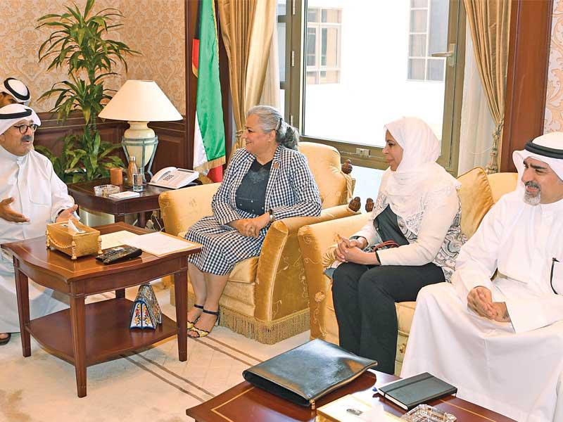 ناصر الصباح خلال لقائه فريق البيئة الاستشاري