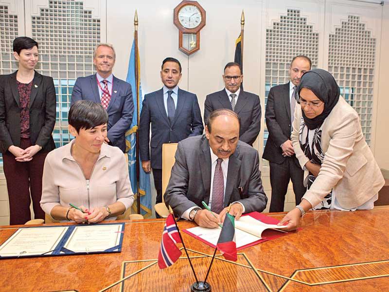 صباح الخالد خلال توقيع المذكرة مع نظيرته النرويجية 
