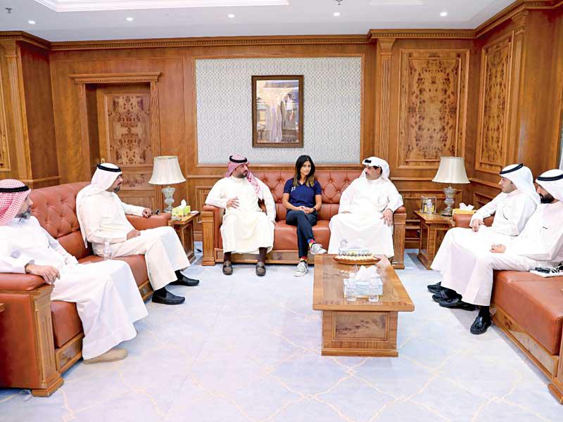 فليطح خلال لقائه مجلس إدارة نادي التراياثلون