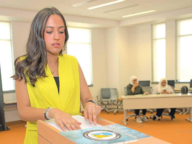 طالبة تدلي بصوتها