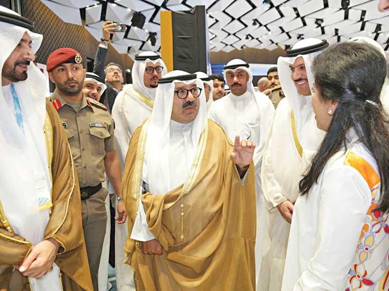 الشيخ ناصر الصباح ود. محمد الهاشل في زيارة جناح البنكn