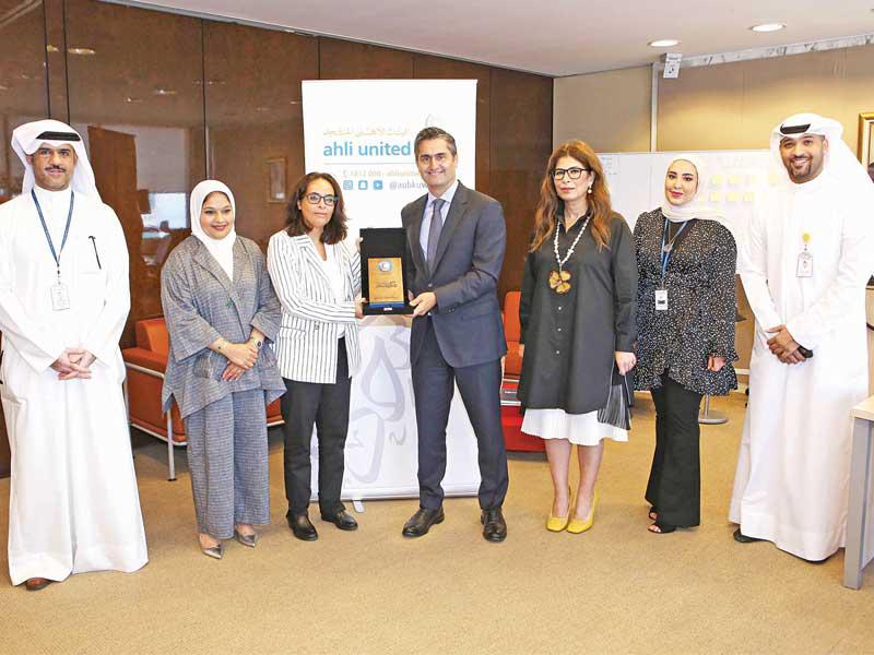 طارق محمود في استقبال لمى العثمان بحضور سحر دشتي وعدد من موظفي البنك و«الهلال الأحمر»n