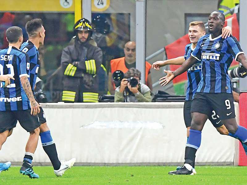 لاعبو إنتر ميلان خلال المباراة السابقة أمام ميلان