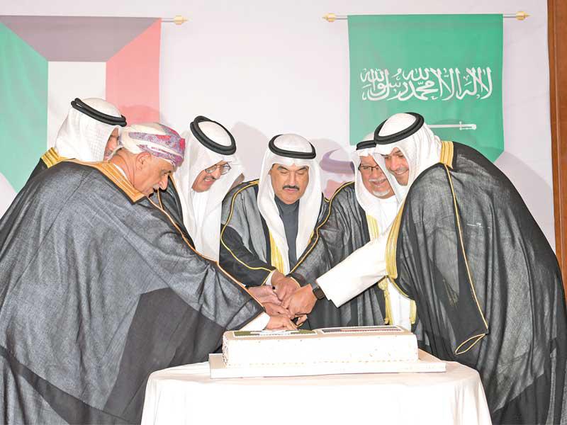 المحمد وسفراء دول الخليج يقطعون قالب الحلوى