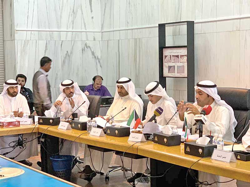 فنية البلدي خلال اجتماعها أمس