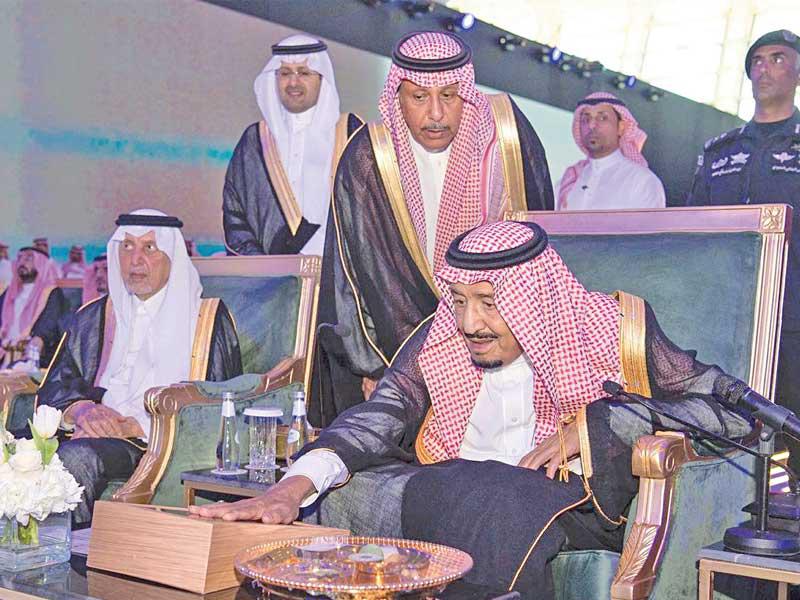 الملك سلمان يفتتح مطار الملك عبدالعزيز الدولي الجديد صالة رقم «1» بجدة أمس (واس)